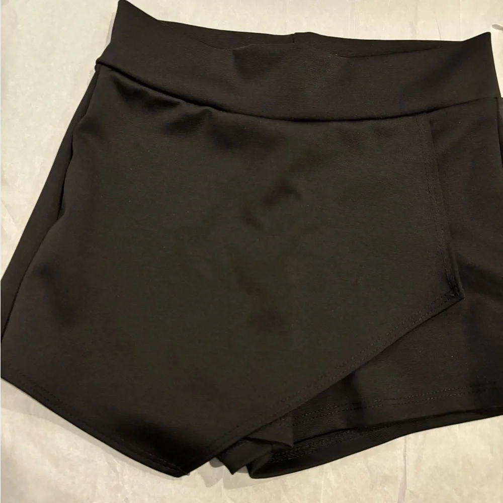 Cheryl Creations Black Asymmetrical Mini Envelope skort - size small (7-8)